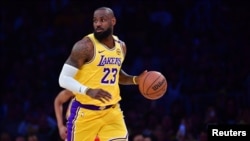 Los Angeles Lakers’ın yıldız oyuncusu LeBron James hem normal sezonda hem de playoff’larda NBA tarihinin en skorer oyuncusu oldu. 